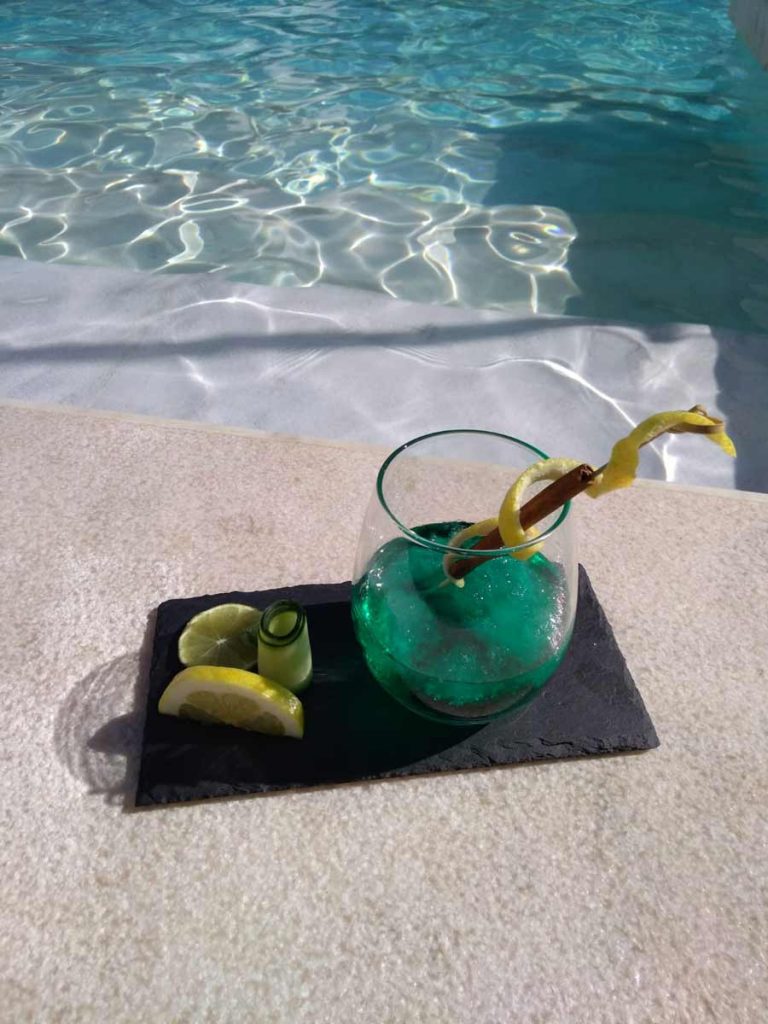 Cocktail-near-swiming-pool