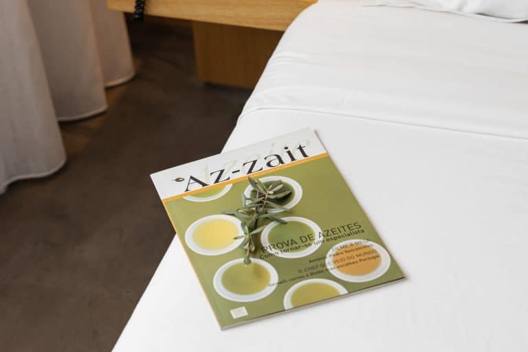Quarto small com detalhes no Évora Olive Hotel