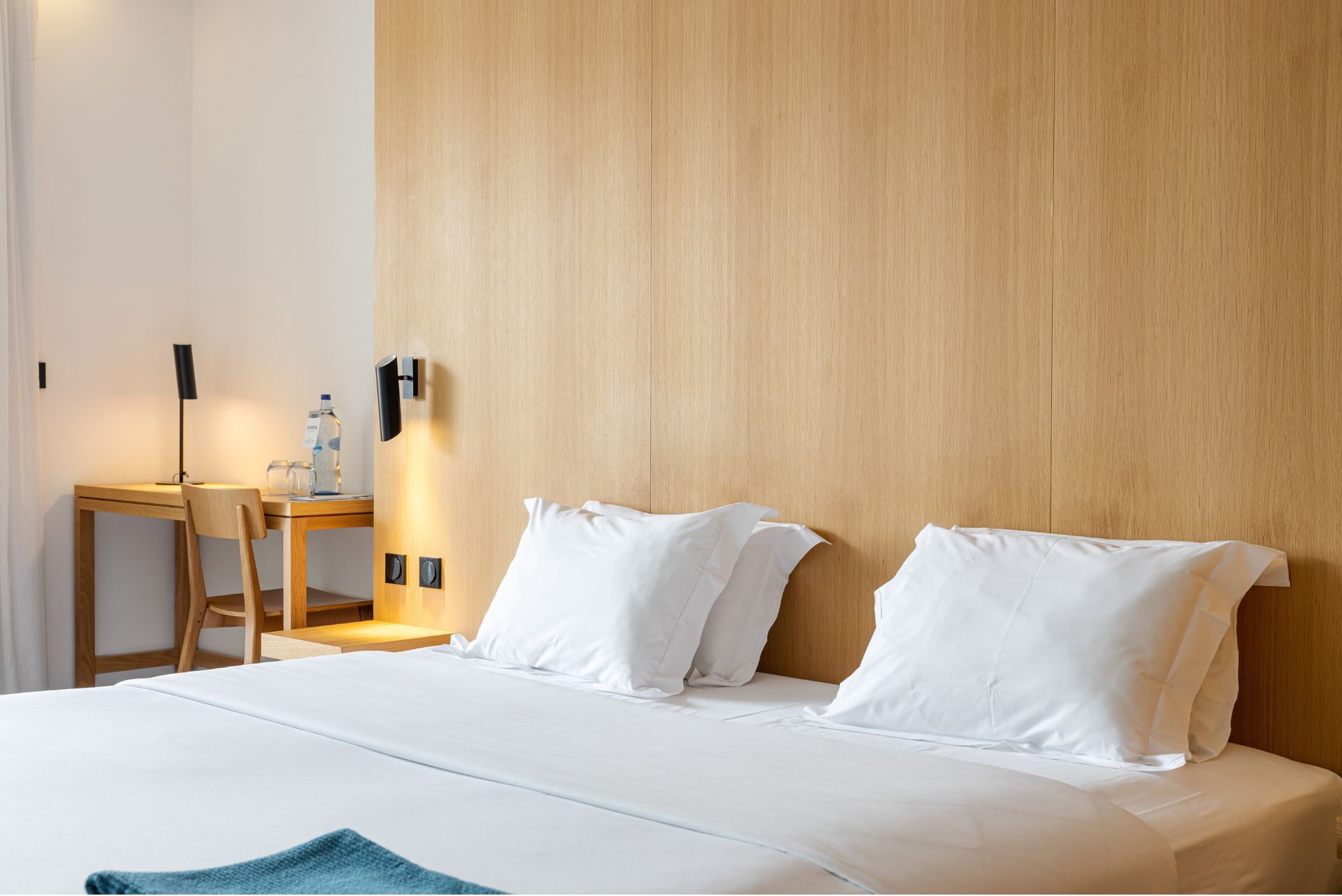 Quarto superior com detalhe da cama do Évora Olive Hotel