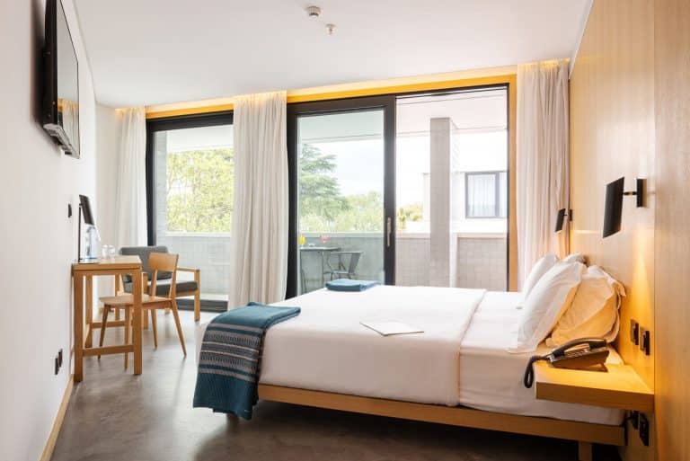 Quarto superior com varanda no Évora Olive Hotel e secretaria