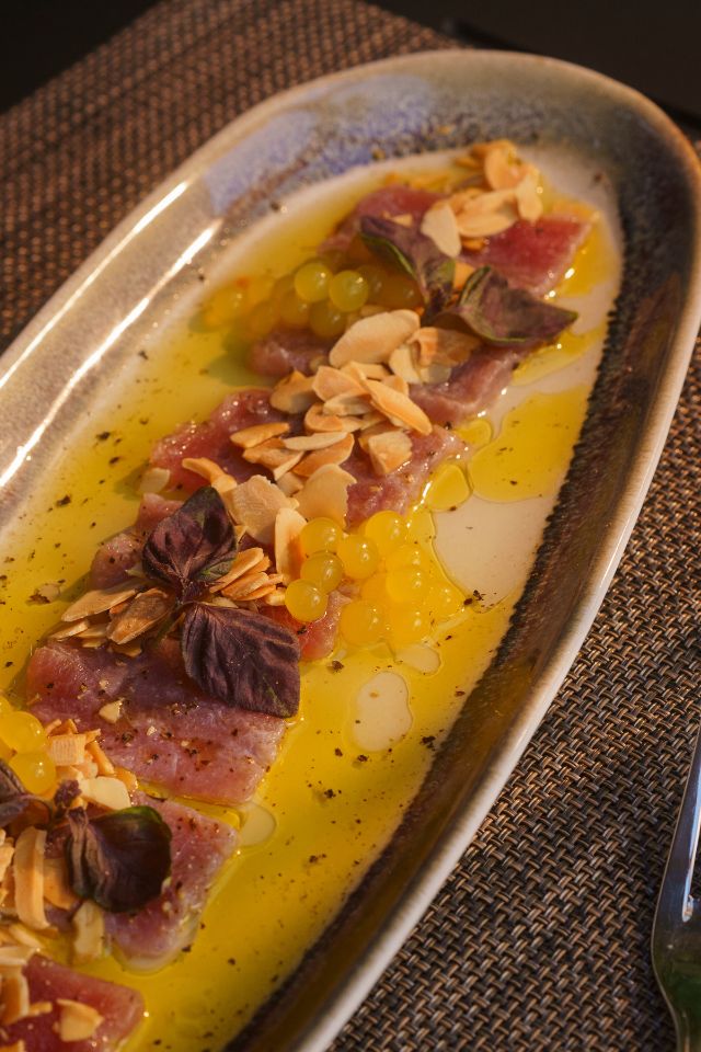 Atum Fresco (Atum, Azeite, Amêndoa Torrada e Pérolas de Limão) Mensagem Restaurante e Rooftop