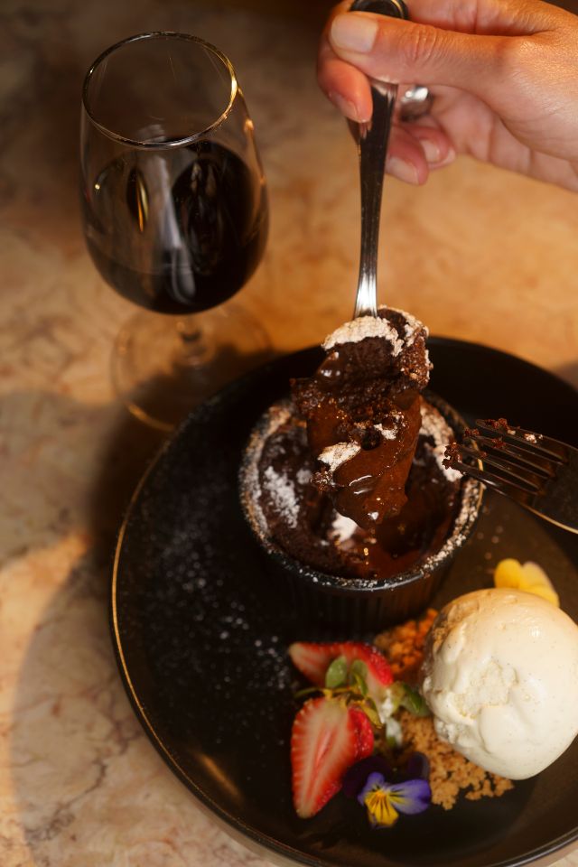 Soufflé de Chocolate  Gelado de Baunilha Mensagem Restaurante e Rooftop
