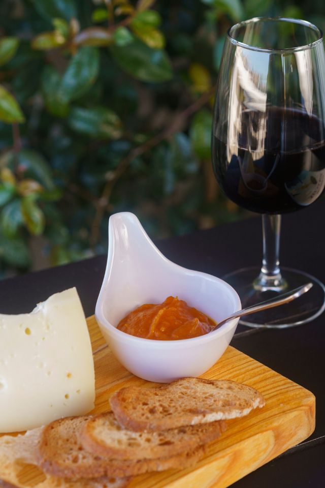 Queijo Serra da Estrela DOP, Doce de Abóbora e Tostas Caseiras Mensagem Restaurante e Rooftop