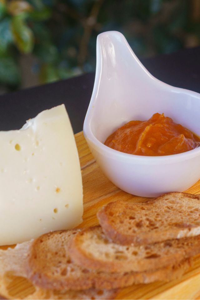 Queijo Serra da Estrela DOP, Doce de Abóbora e Tostas Caseiras; Mensagem Restaurante e Rooftop
