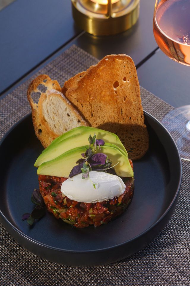 Tartaro de Tomate e Abacate, Quejo Creme e Tostas Caseiras (vegan) Mensagem Restaurante e Rooftop