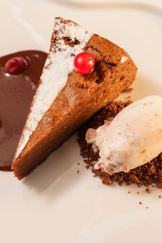 Cremoso Bolo de Chocolate, Cereja, Crumble de Cacau, Gelado de Amarena Restaurante Galeria do Largo