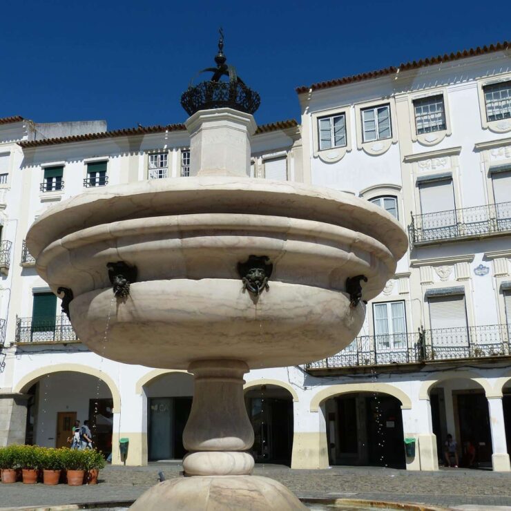 A logo inspired by the fountain at Praça do Giraldo