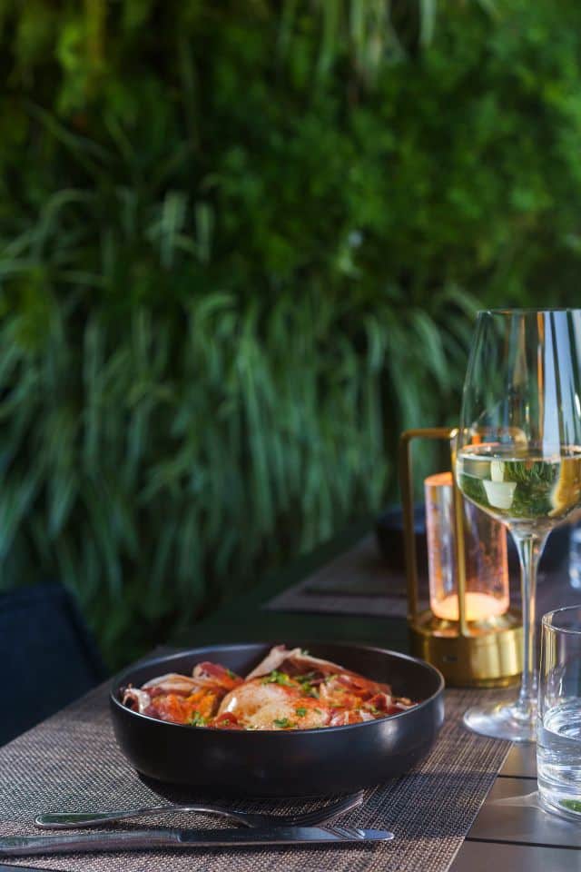 Happy Day with Friends Mensagem rooftop with Azure Spa