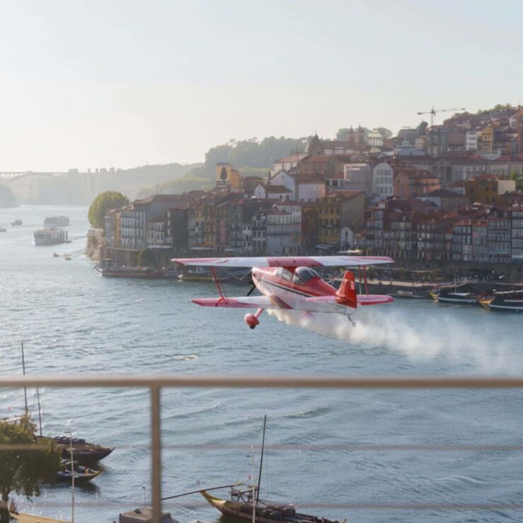 Watch the planes over the Douro