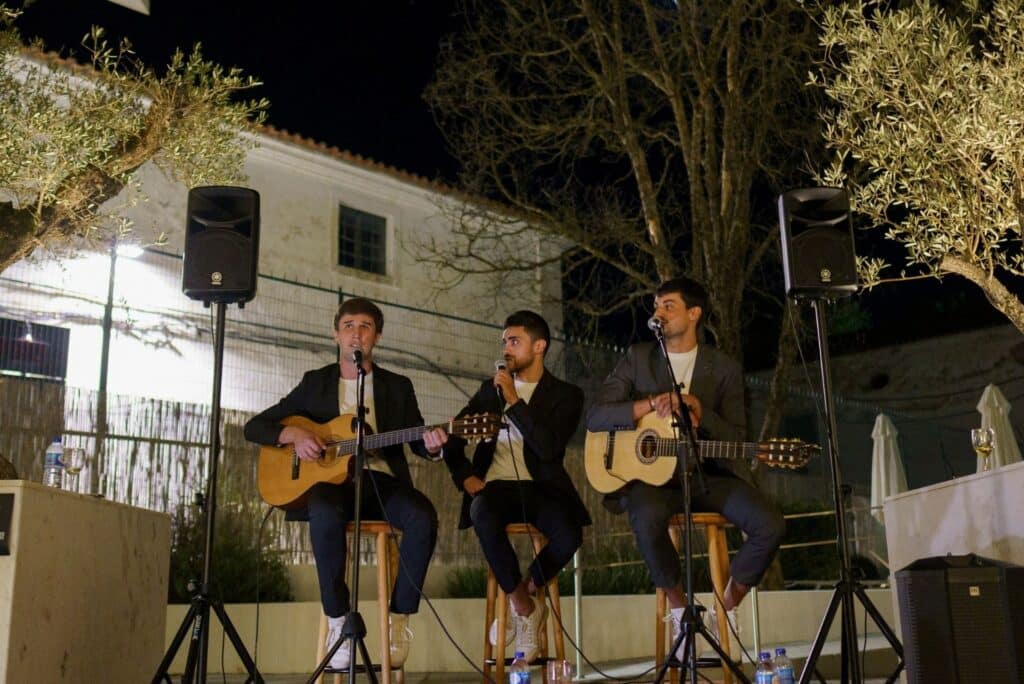 Musical group Oh Laurinda Evora OlIve Hotel